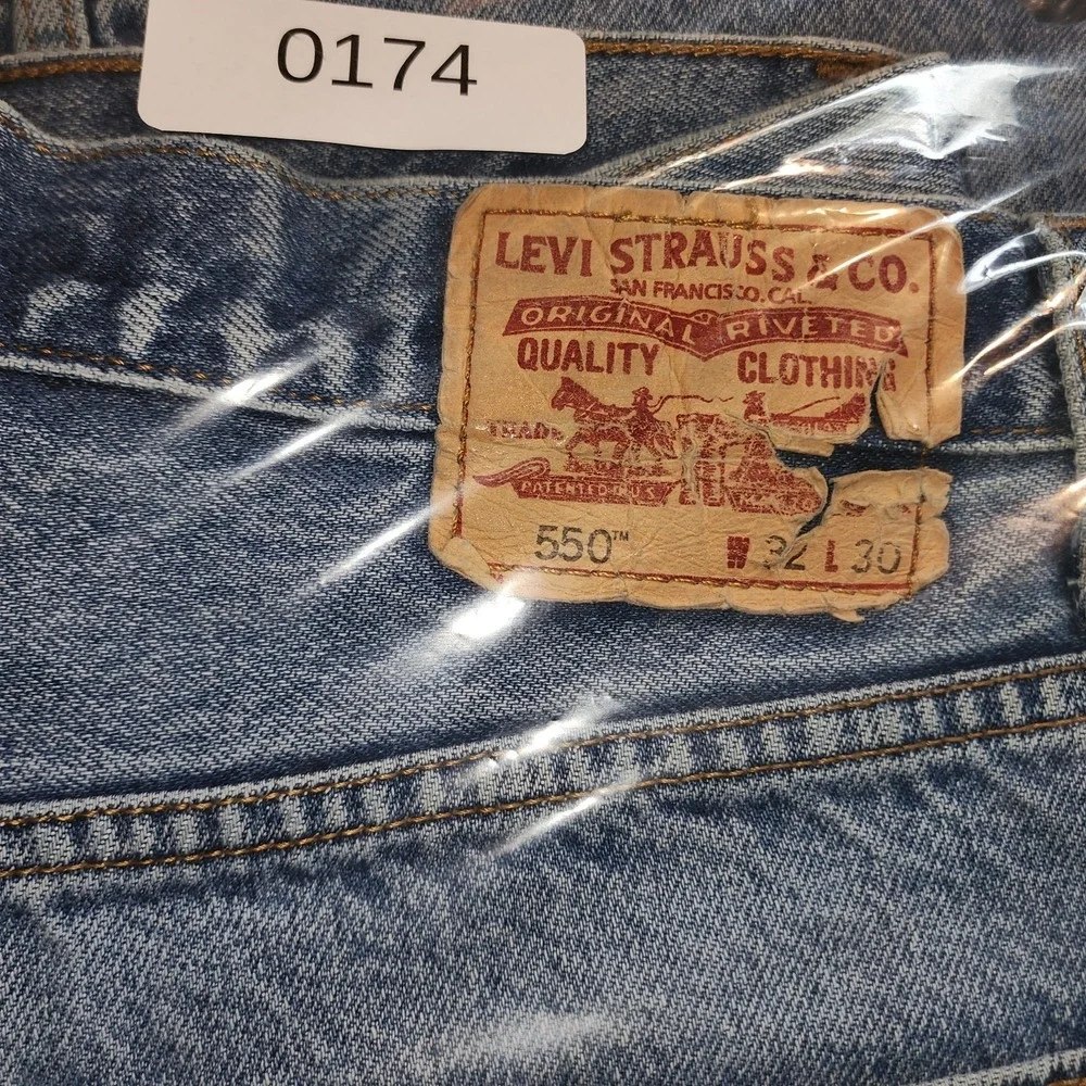 Levis 550 Mens 32x30 Distressed Relaxed Fit Straight Leg Light Wash Jeans Blue